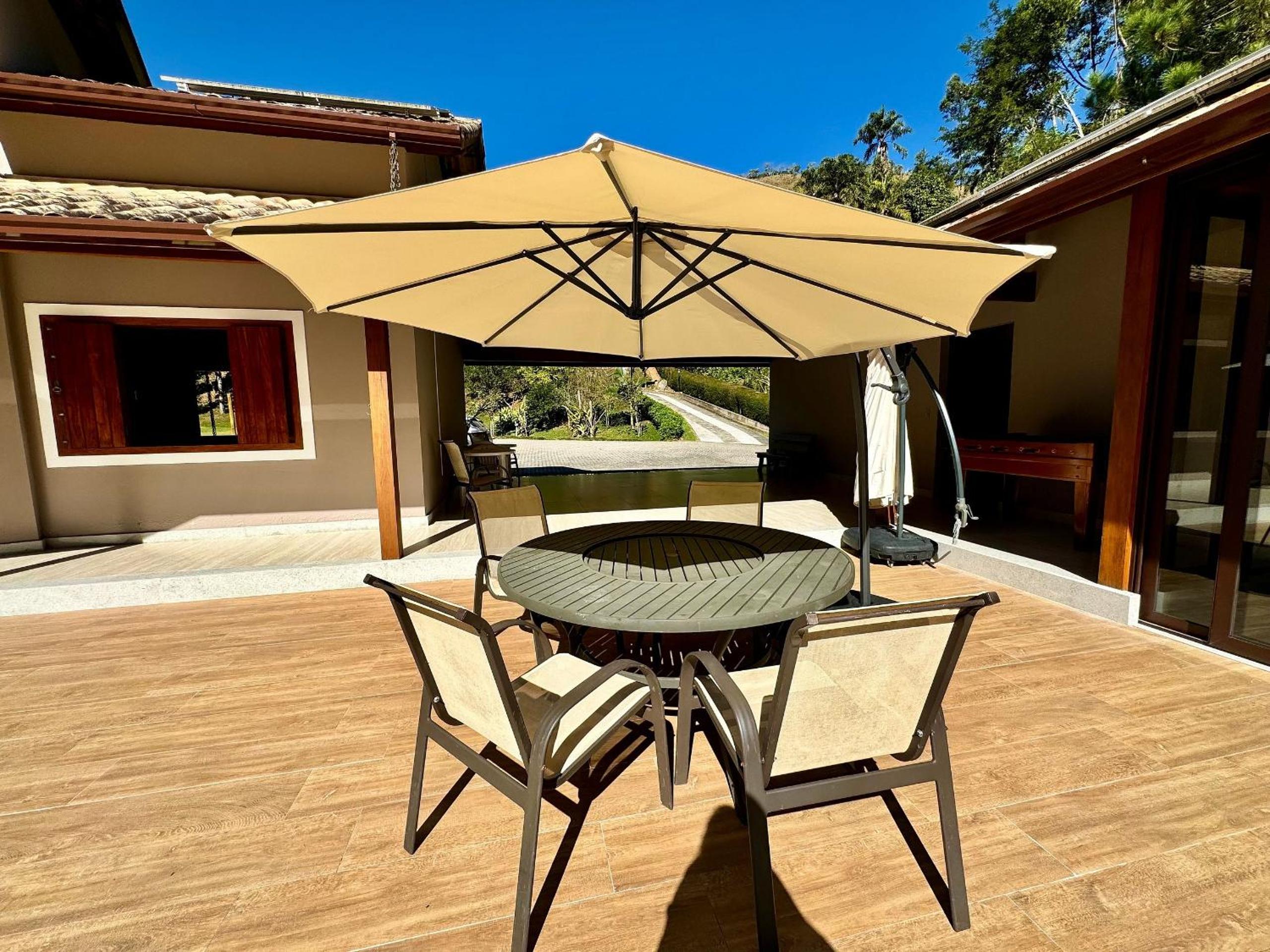 Refúgio em Lumiar: Piscina Aquecida, Área Gourmet e Rio Privado