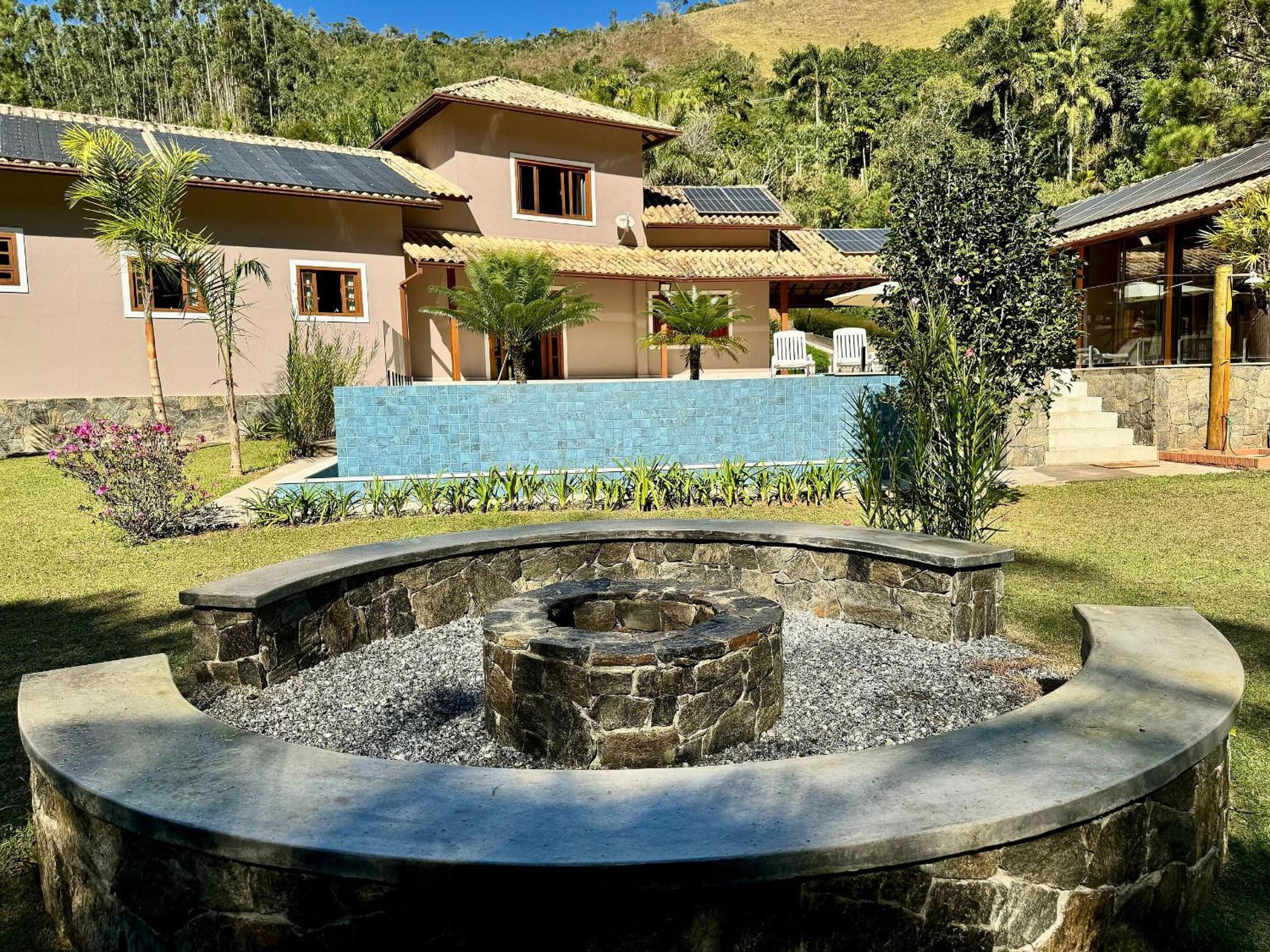 Refúgio em Lumiar: Piscina Aquecida, Área Gourmet e Rio Privado