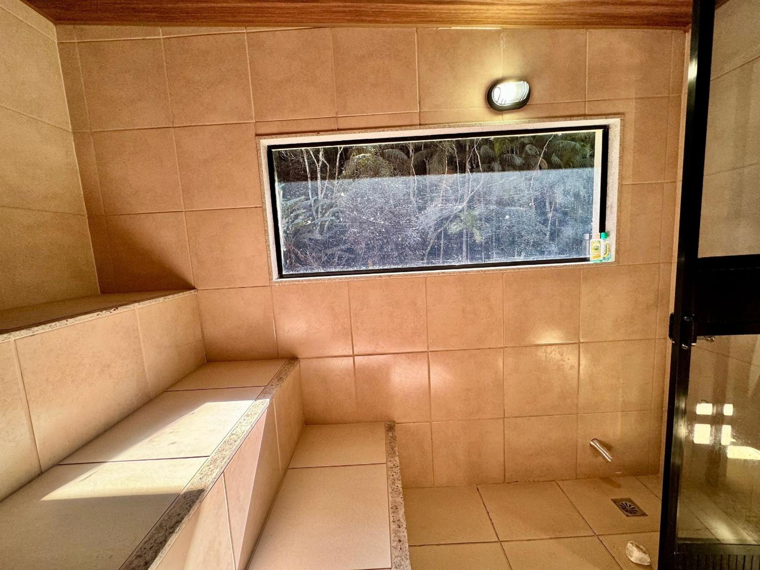 Refúgio em Lumiar: Piscina Aquecida, Área Gourmet e Rio Privado