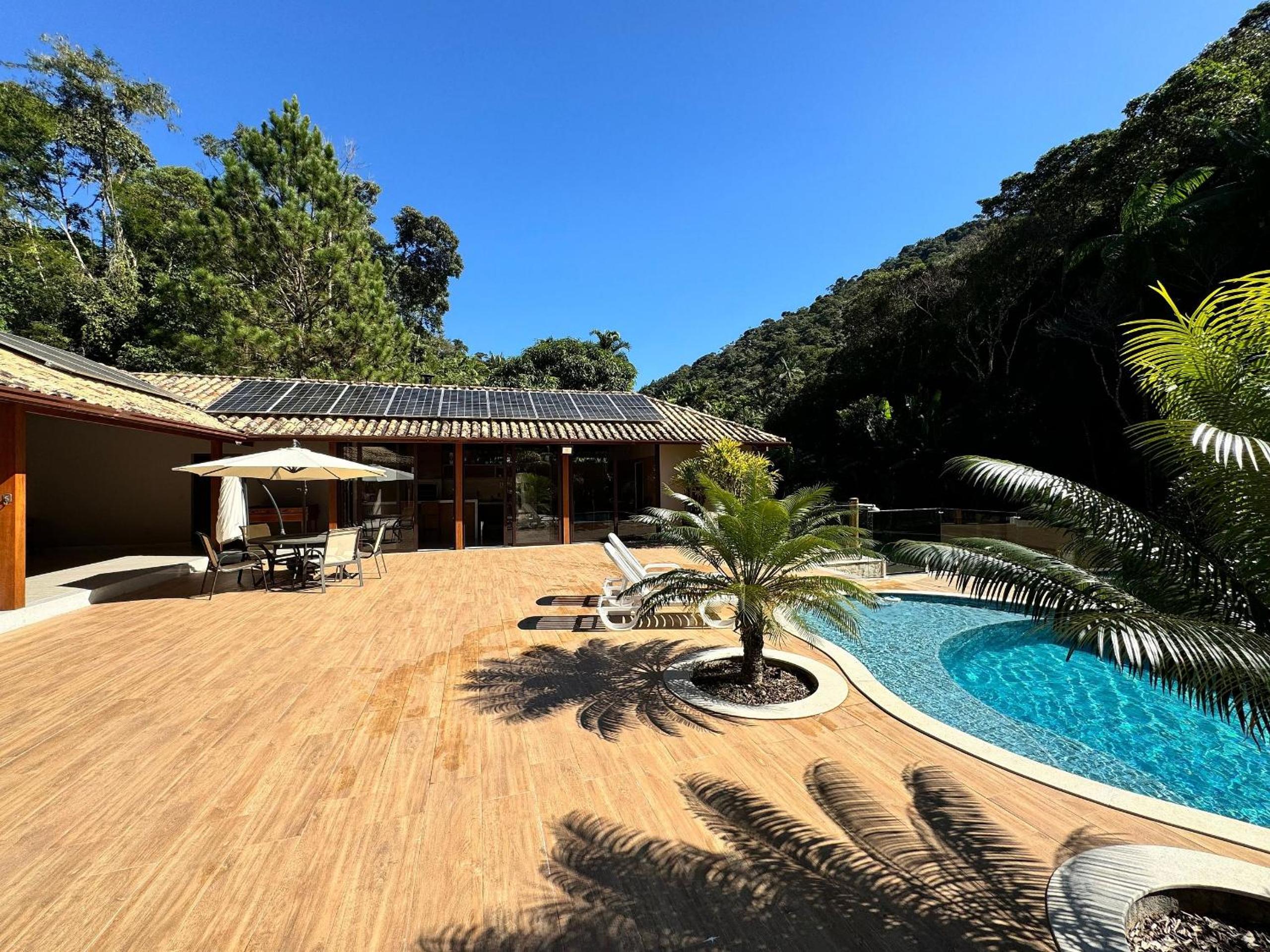 Refúgio em Lumiar: Piscina Aquecida, Área Gourmet e Rio Privado