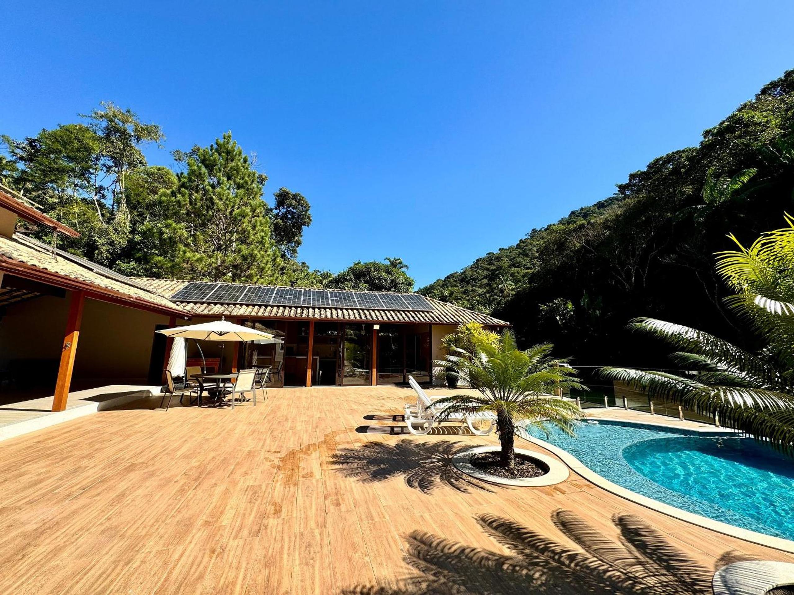 Refúgio em Lumiar: Piscina Aquecida, Área Gourmet e Rio Privado