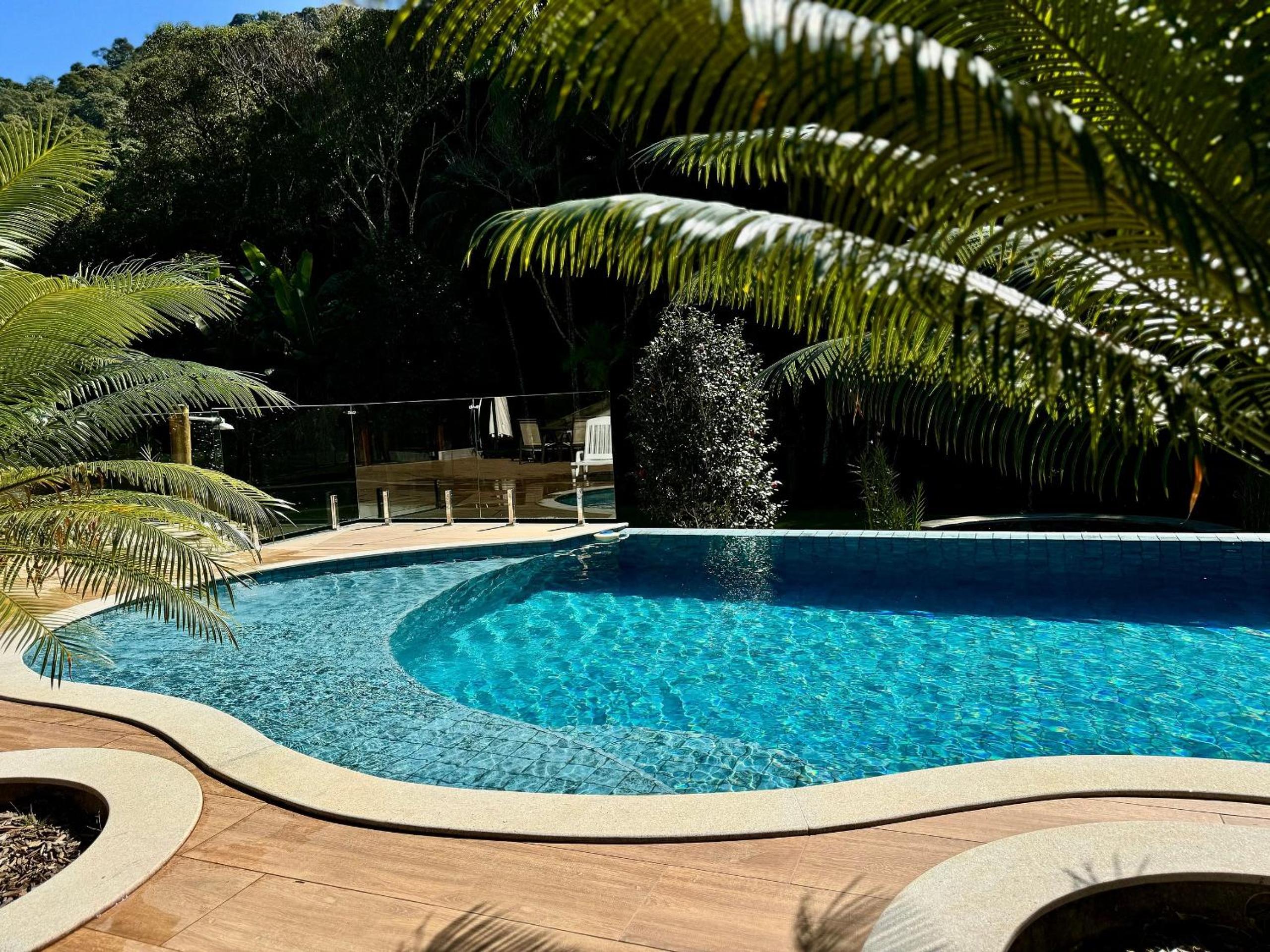 Refúgio em Lumiar: Piscina Aquecida, Área Gourmet e Rio Privado