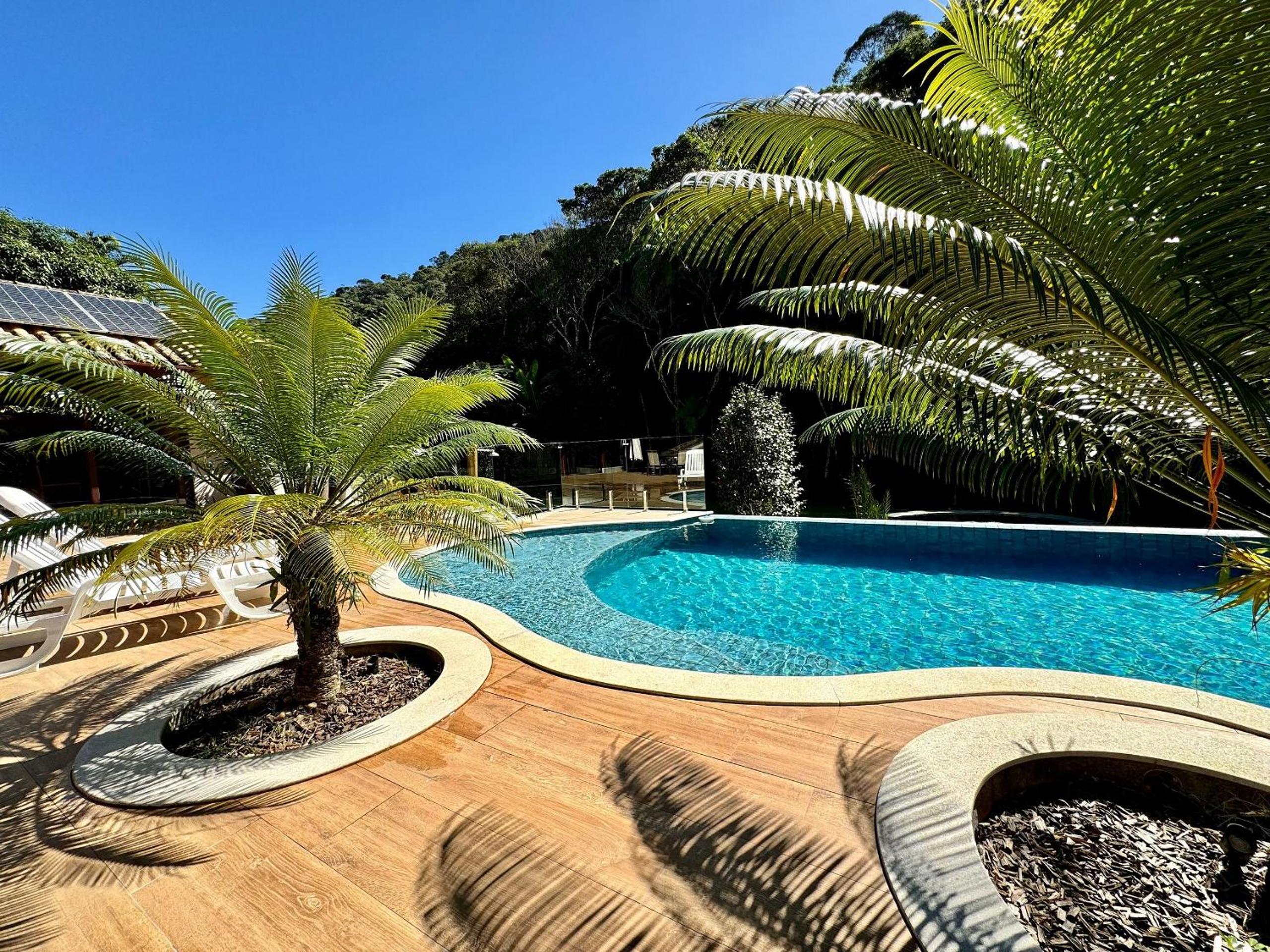Refúgio em Lumiar: Piscina Aquecida, Área Gourmet e Rio Privado