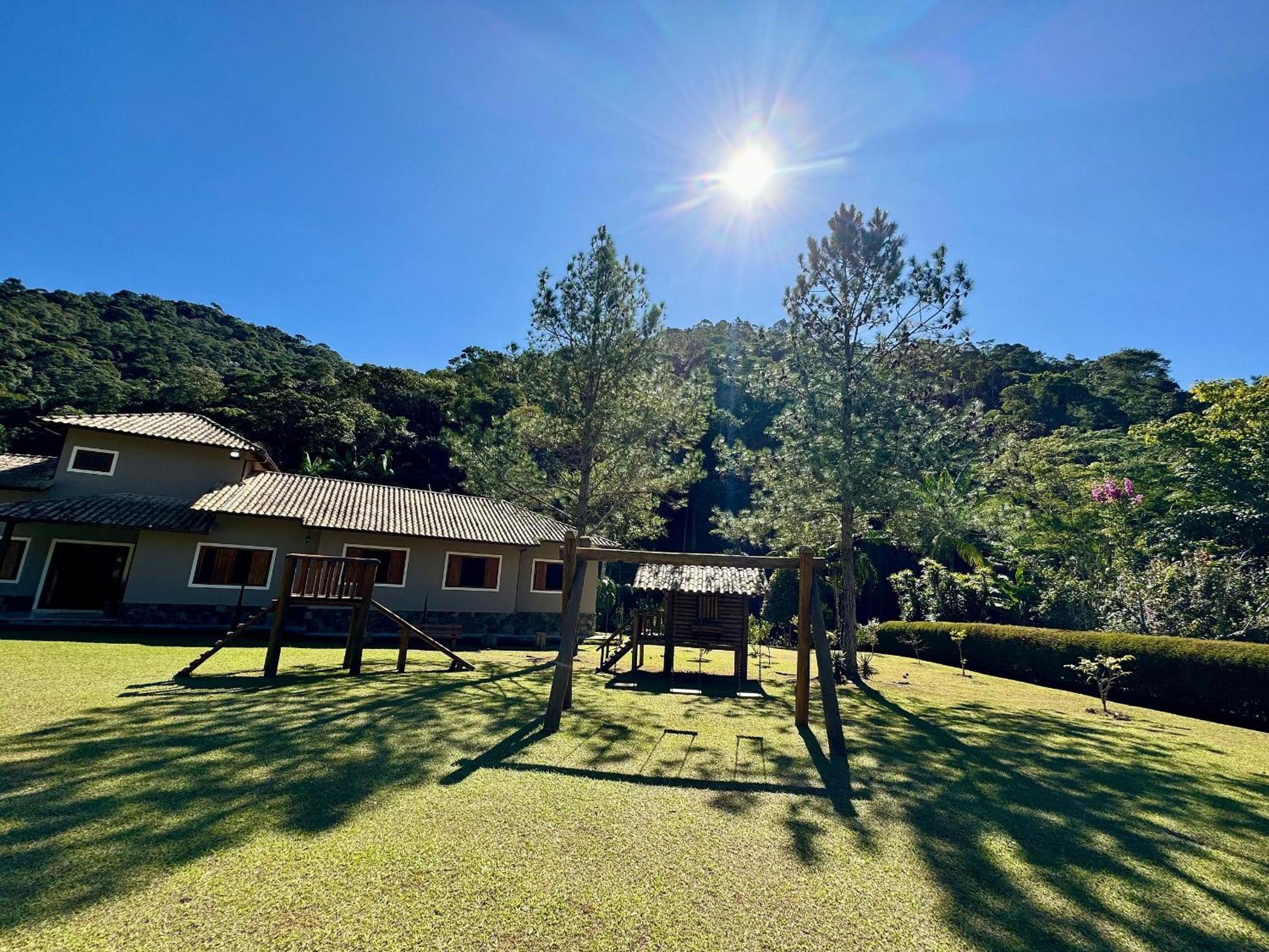 Refúgio em Lumiar: Piscina Aquecida, Área Gourmet e Rio Privado