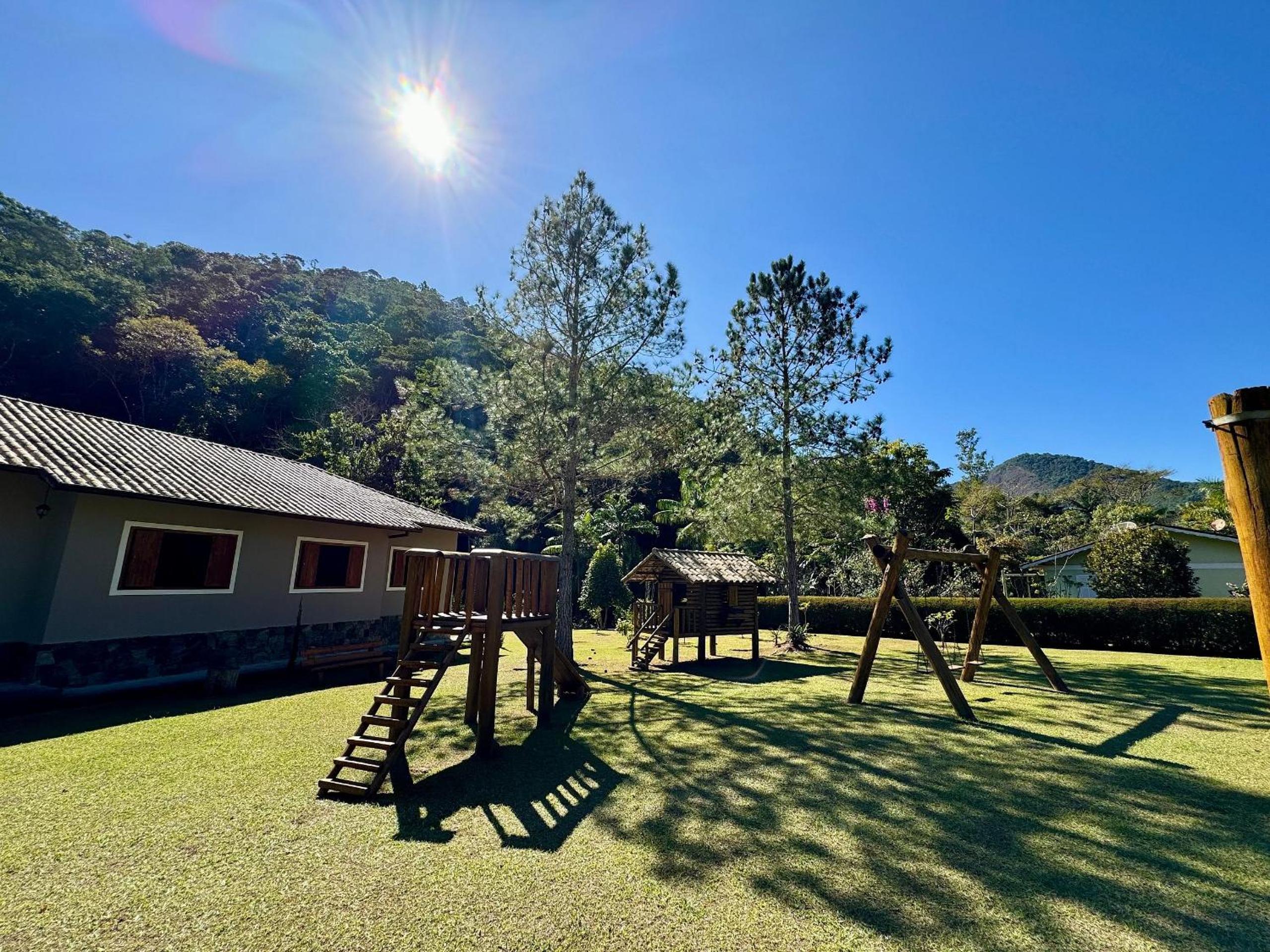Refúgio em Lumiar: Piscina Aquecida, Área Gourmet e Rio Privado