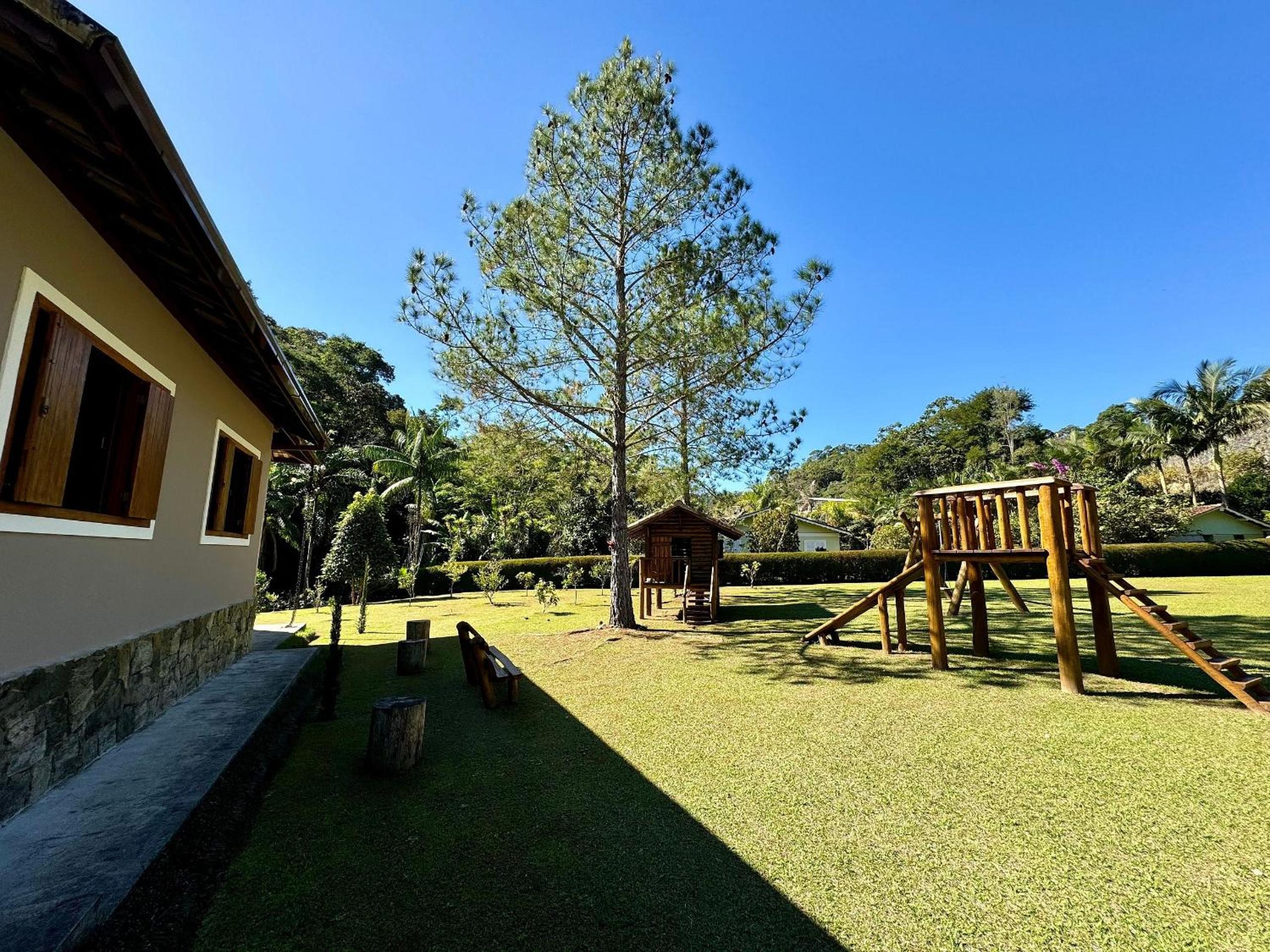 Refúgio em Lumiar: Piscina Aquecida, Área Gourmet e Rio Privado