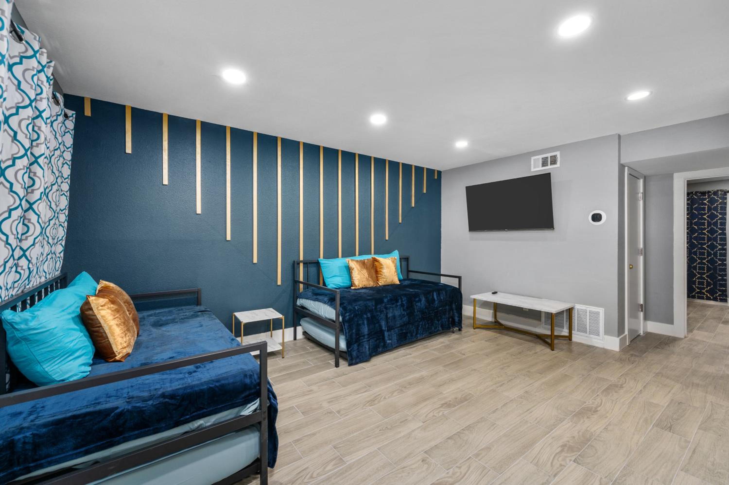 Heights 1BR Chic Apt with King Bed & Pool view 3