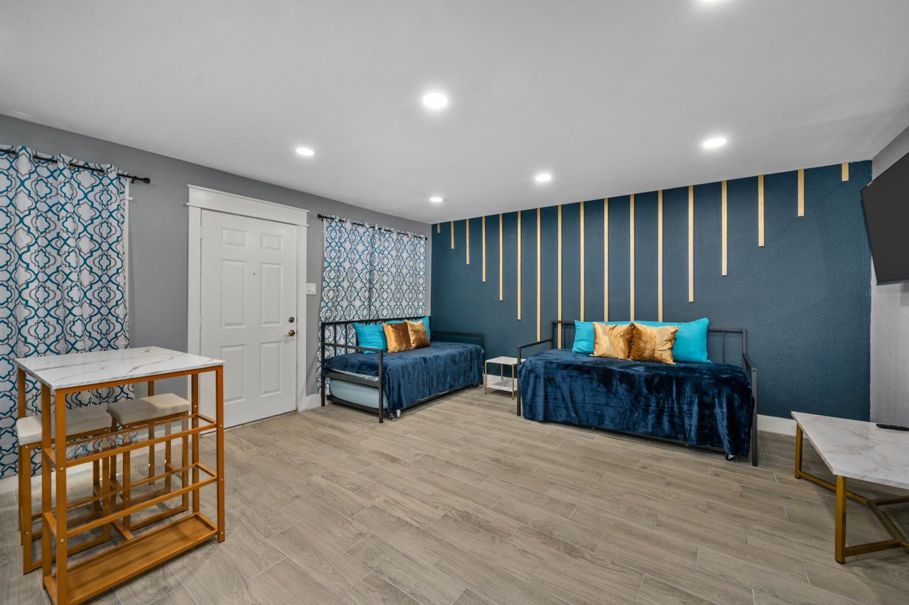 Heights 1BR Chic Apt with King Bed & Pool view 4