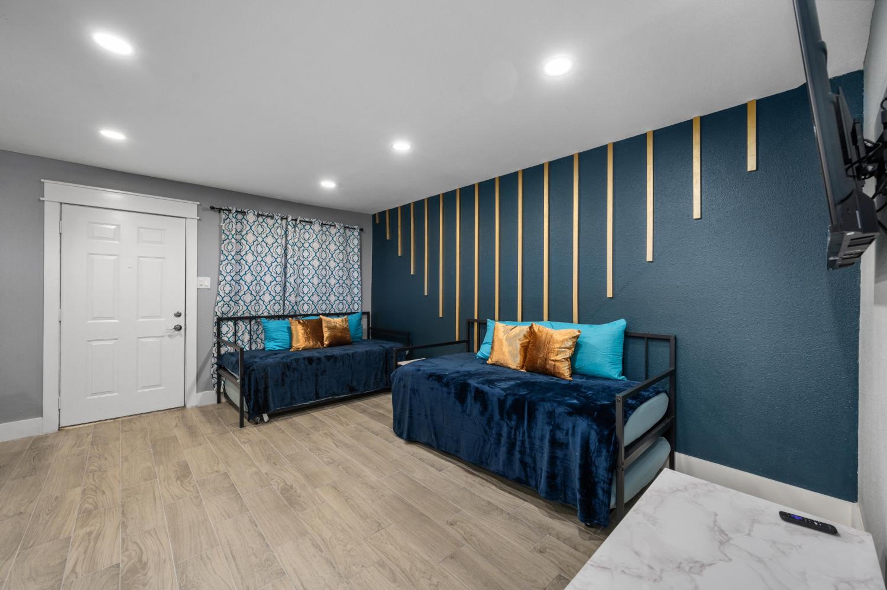 Heights 1BR Chic Apt with King Bed & Pool view 5