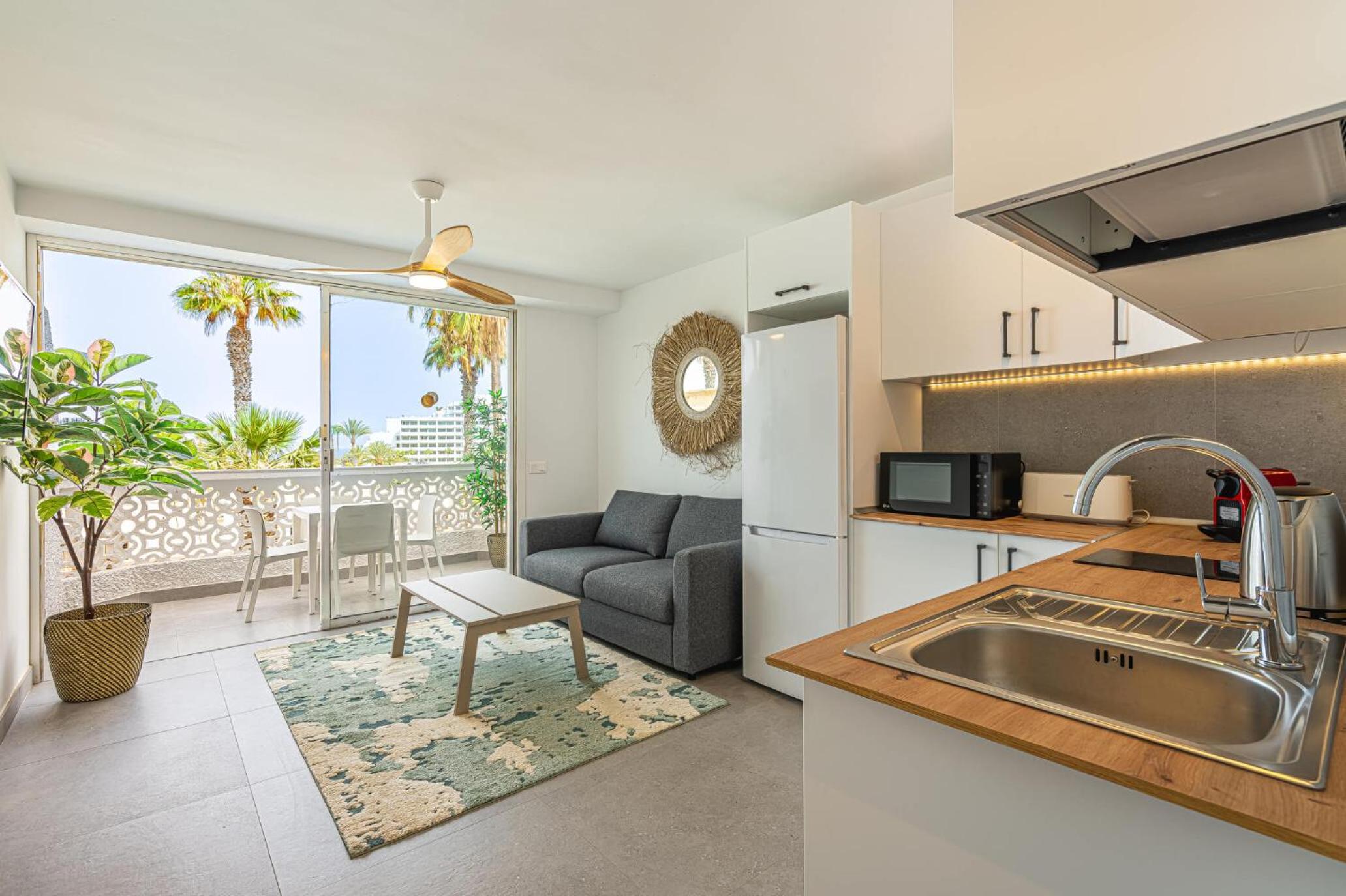 Modern Renovated Apartment with Terrace in Playa de las Americas en Playa de las Americas — hotel room