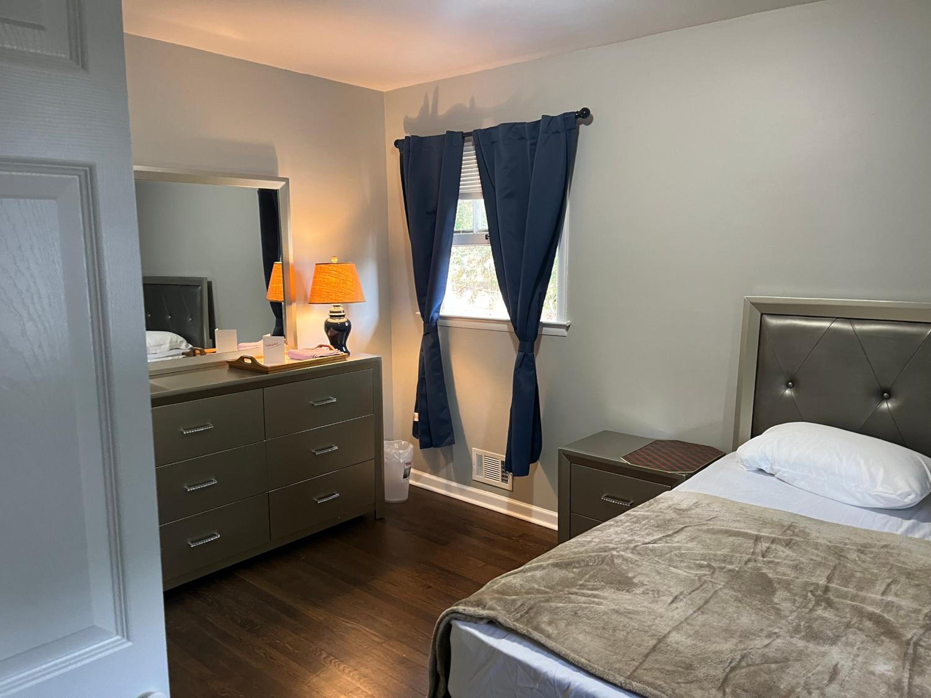 Hillandale Private Suite with Shared Bathroom view 3