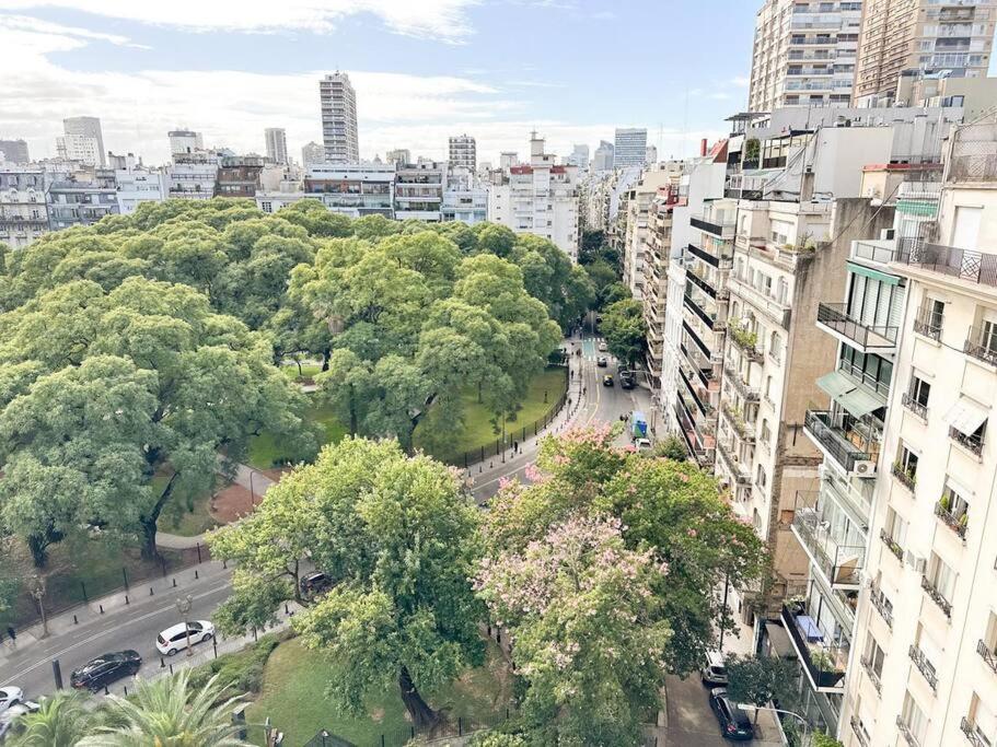 Studio de estilo con vista a plaza Vicente López