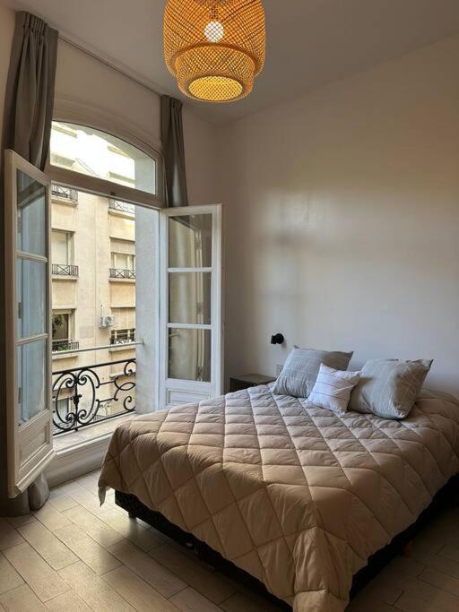Studio de estilo con vista a plaza Vicente López