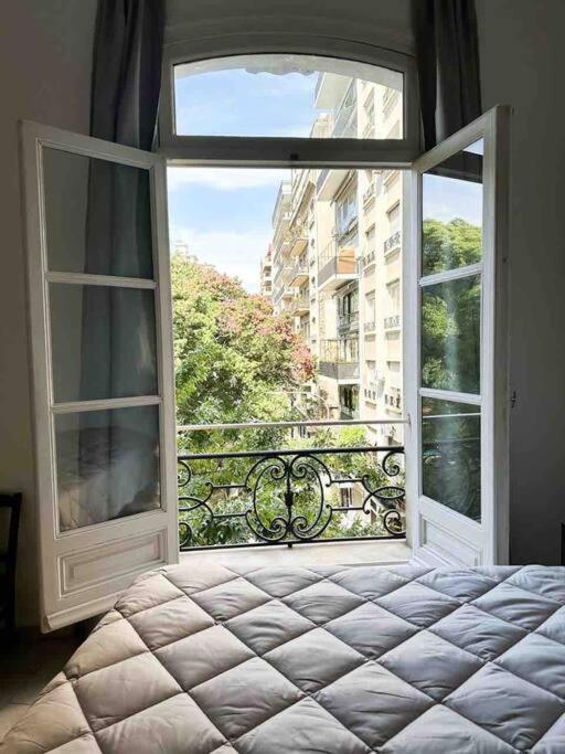 Studio de estilo con vista a plaza Vicente López