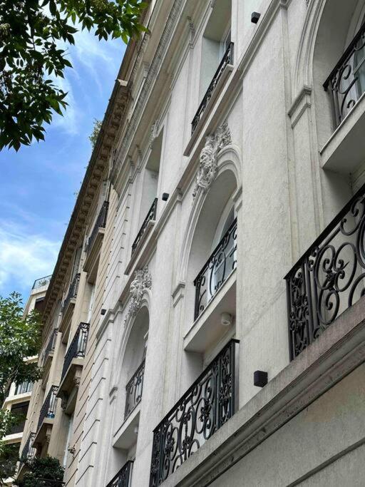 Studio de estilo con vista a plaza Vicente López