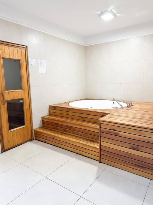 Studio de estilo con vista a plaza Vicente López