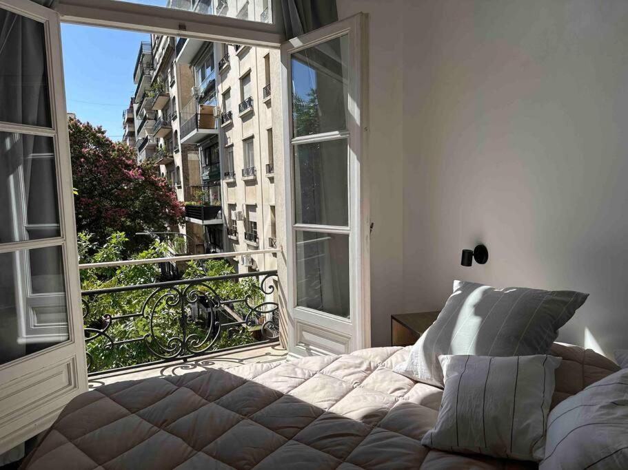 Studio de estilo con vista a plaza Vicente López