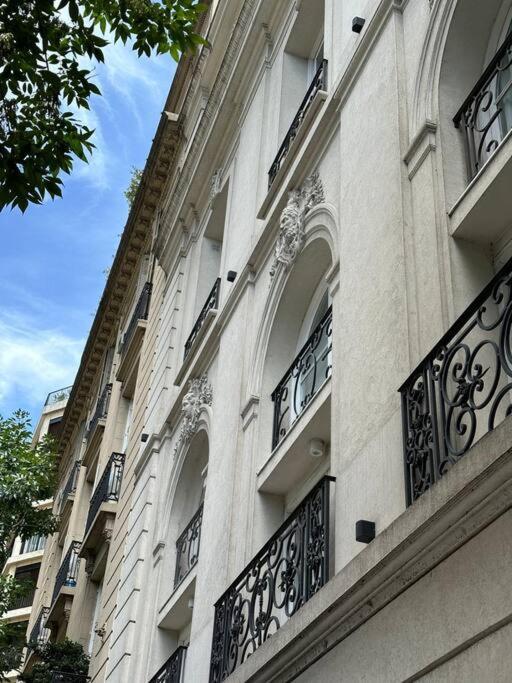 Studio de estilo con vista a plaza Vicente López