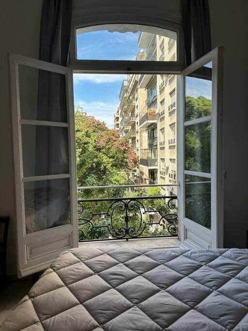 Studio de estilo con vista a plaza Vicente López