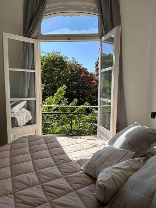 Studio de estilo con vista a plaza Vicente López