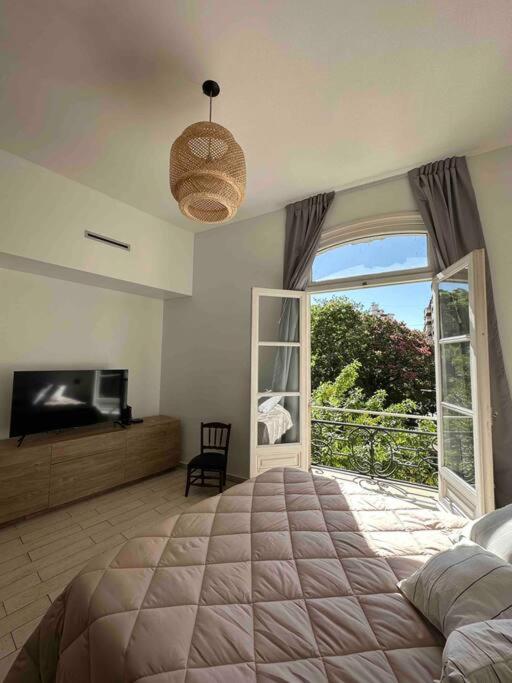 Studio de estilo con vista a plaza Vicente López