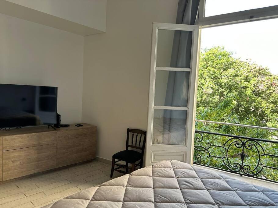 Studio de estilo con vista a plaza Vicente López