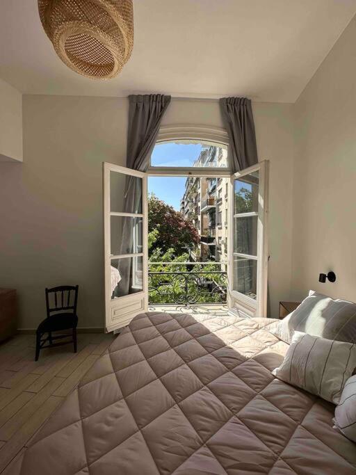 Studio de estilo con vista a plaza Vicente López