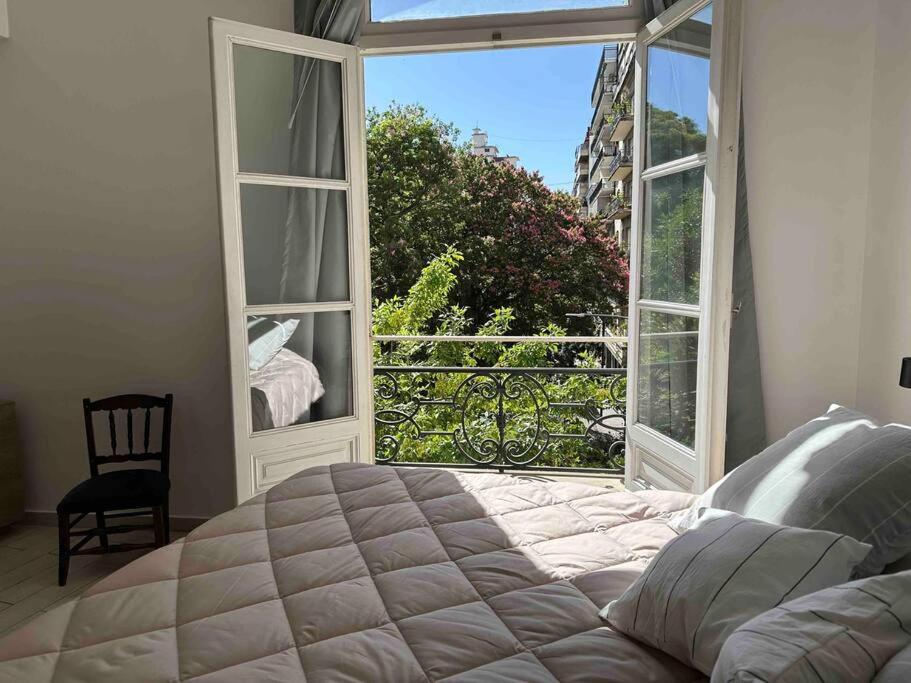 Studio de estilo con vista a plaza Vicente López