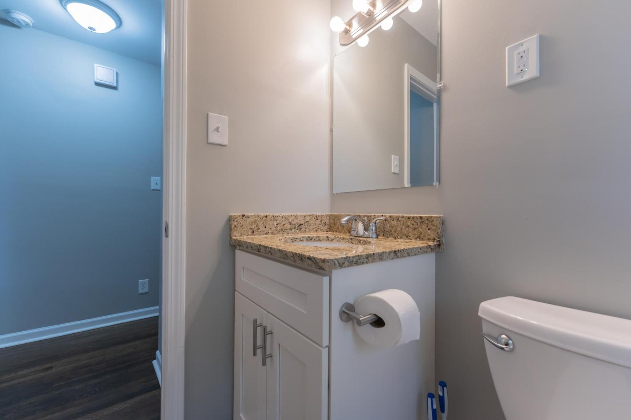 Hillandale Private Suite with Shared Bathroom view 4