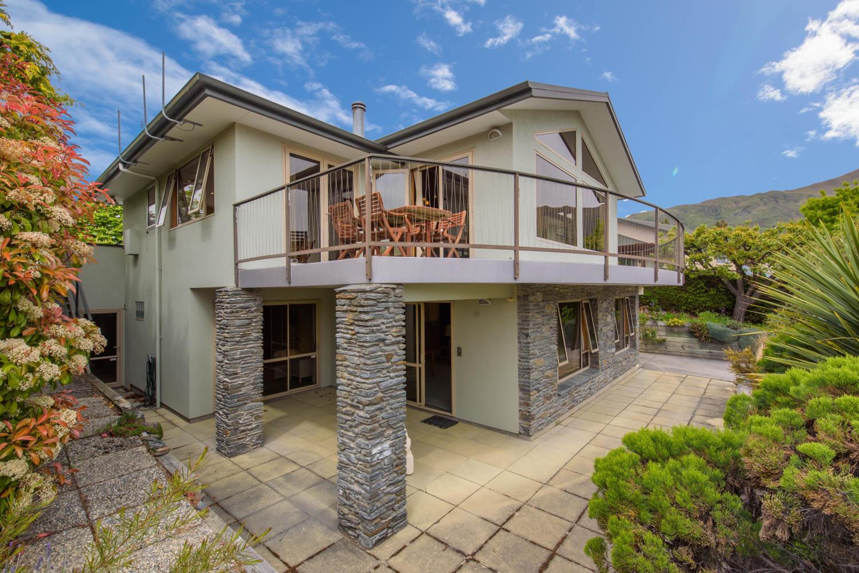 Retro Ski Lodge - Wanaka Holiday Home view 5