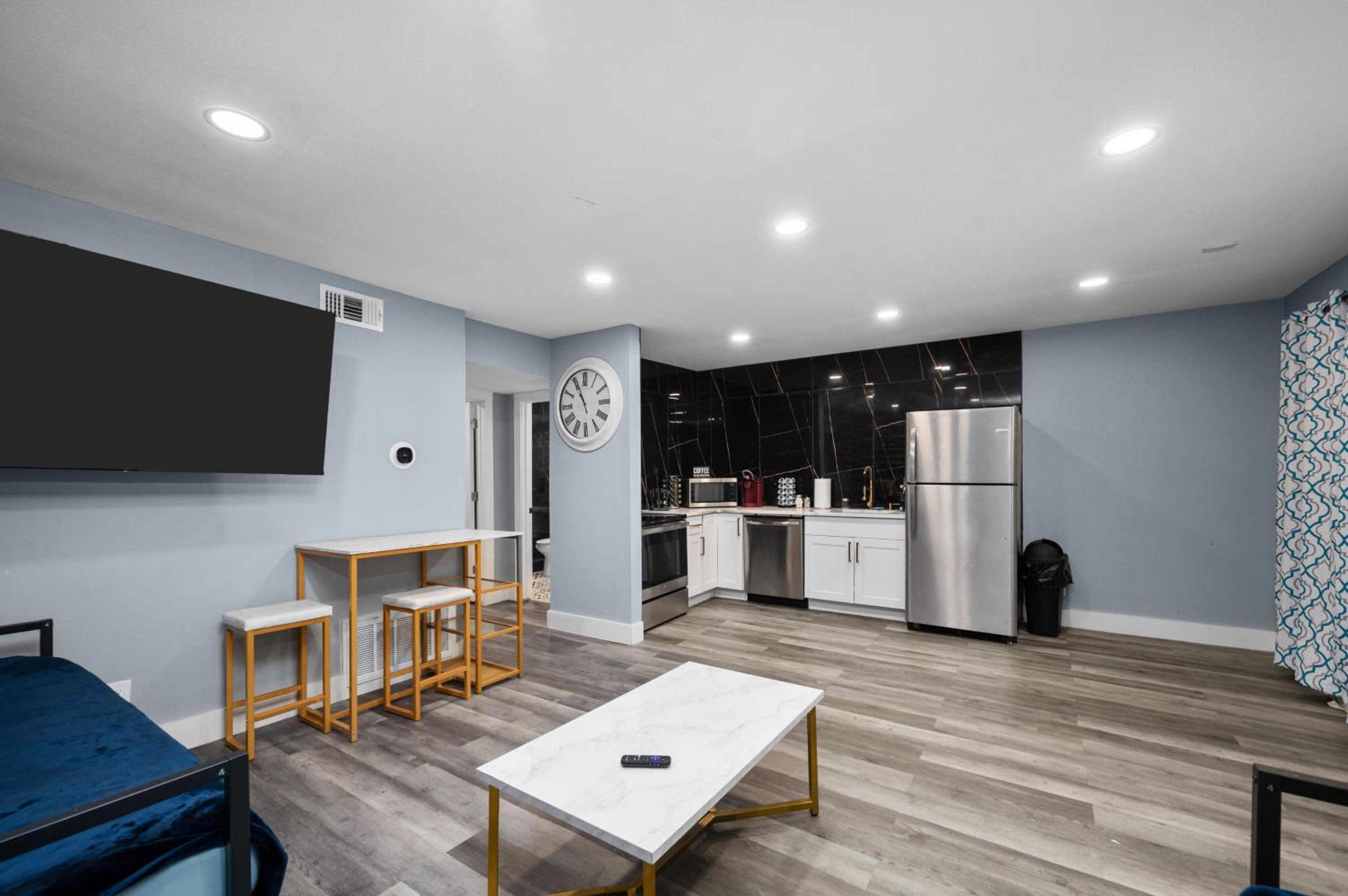 Cute and Stylish 1BR Apt with Pool & Free Park view 4