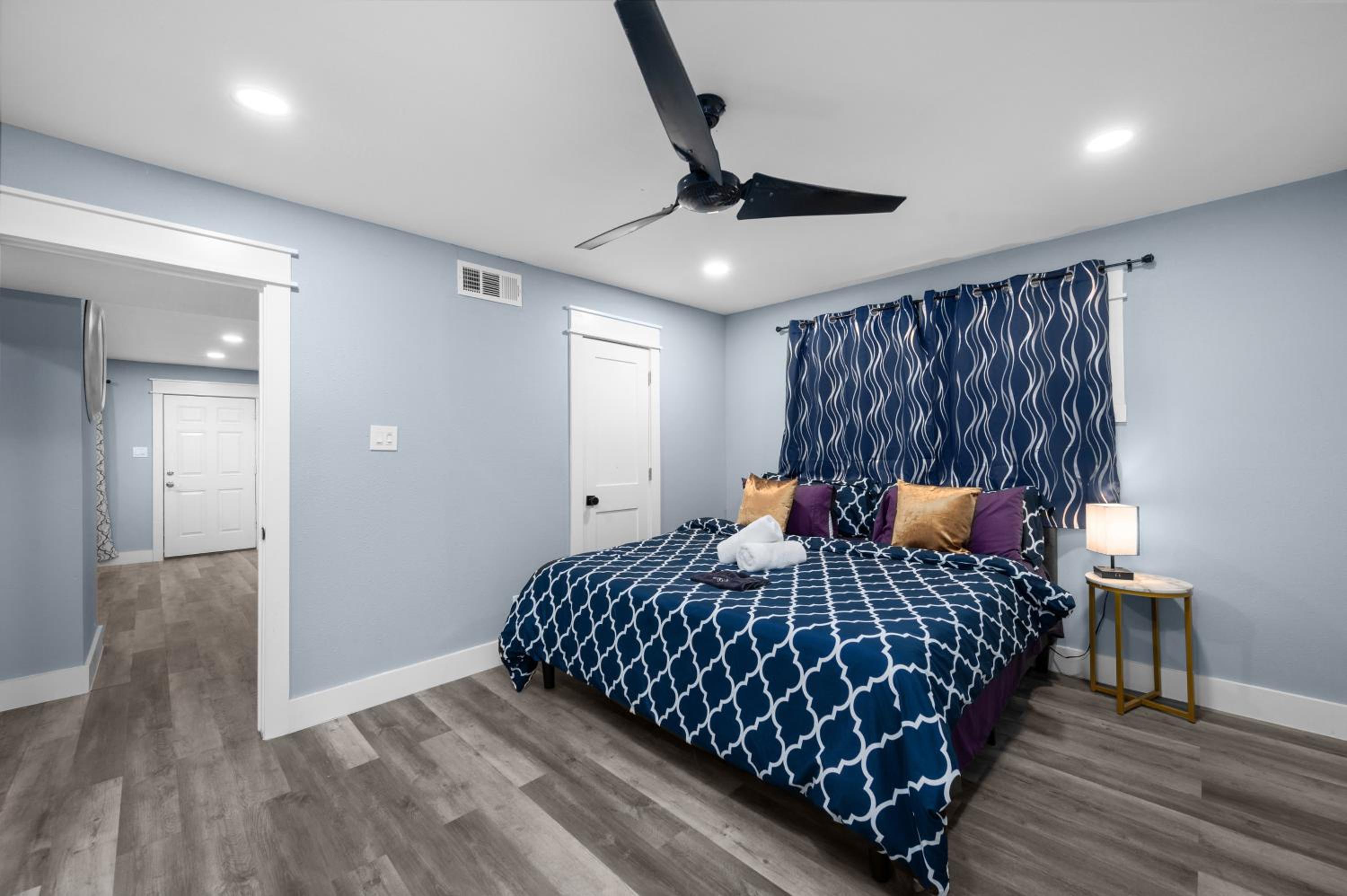 Cute and Stylish 1BR Apt with Pool & Free Park view 5
