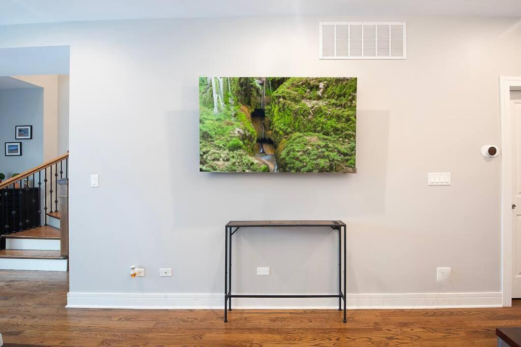 Deluxe Duplex in Roscoe-Wrigley with Free Parking view 3