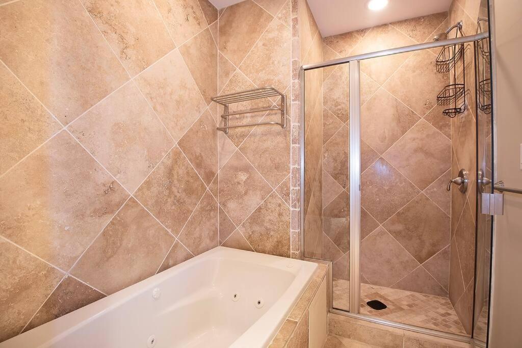 Deluxe Duplex in Roscoe-Wrigley with Free Parking view 4