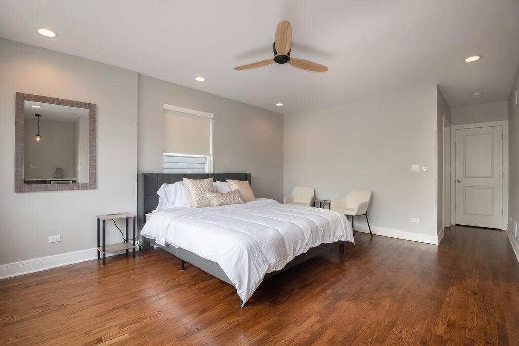 Deluxe Duplex in Roscoe-Wrigley with Free Parking view 5