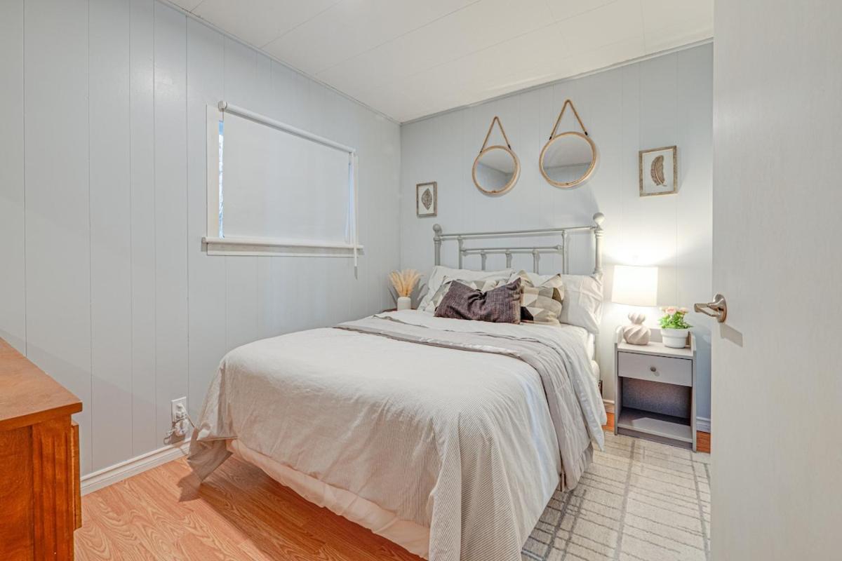 Waterfront Night Owl Cottage on Halls Lake