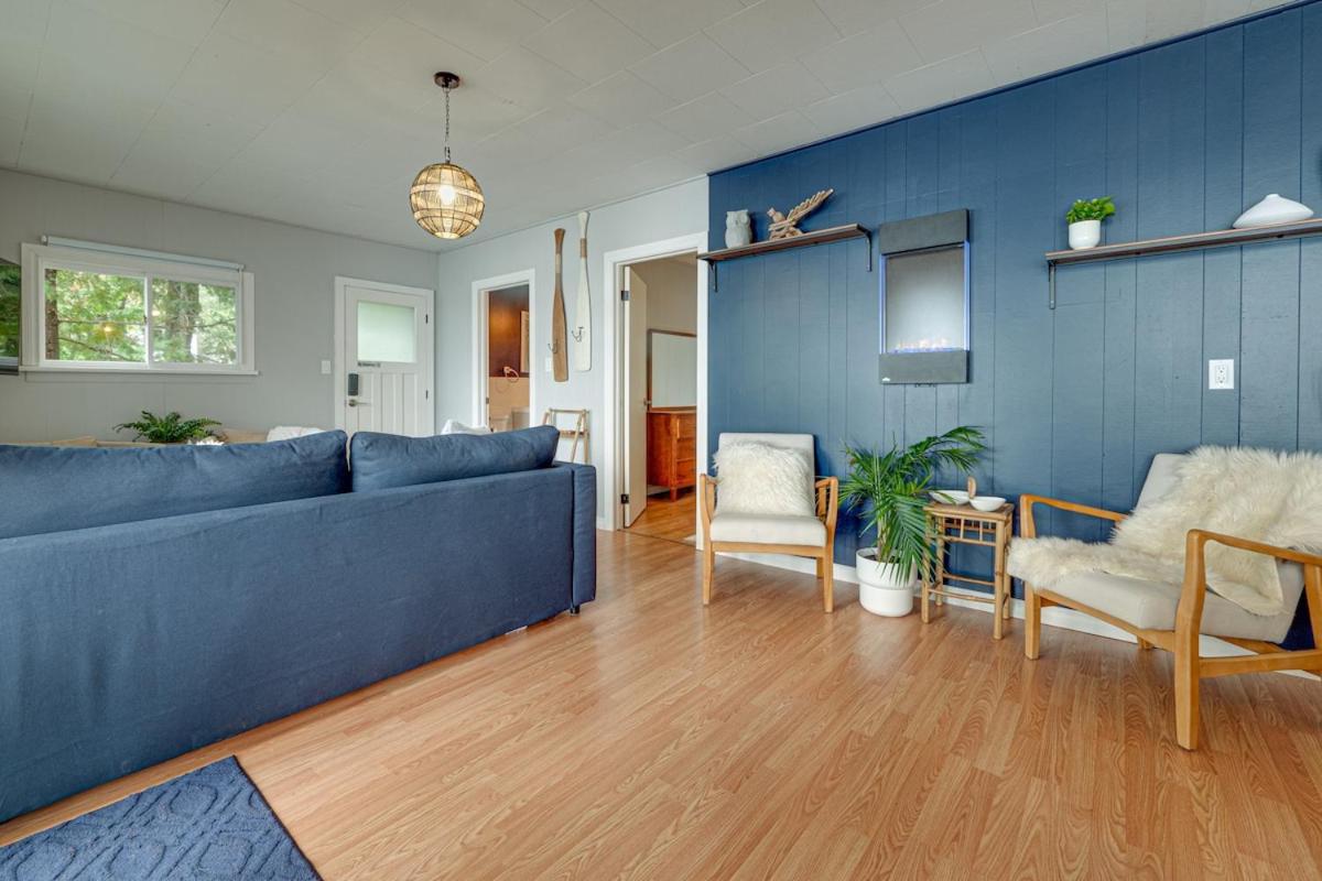 Waterfront Night Owl Cottage on Halls Lake