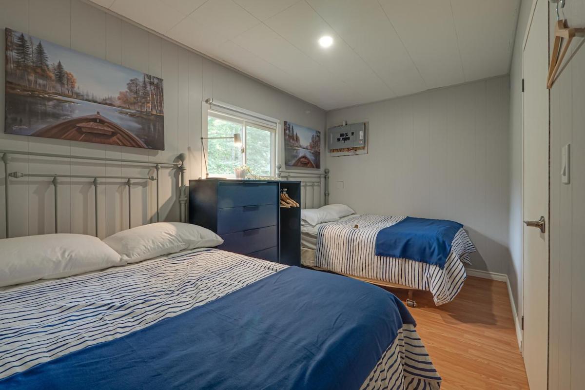 Waterfront Night Owl Cottage on Halls Lake