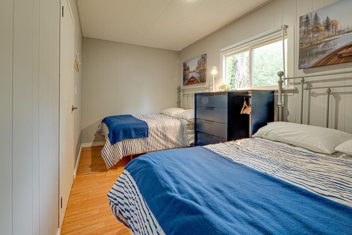 Waterfront Night Owl Cottage on Halls Lake