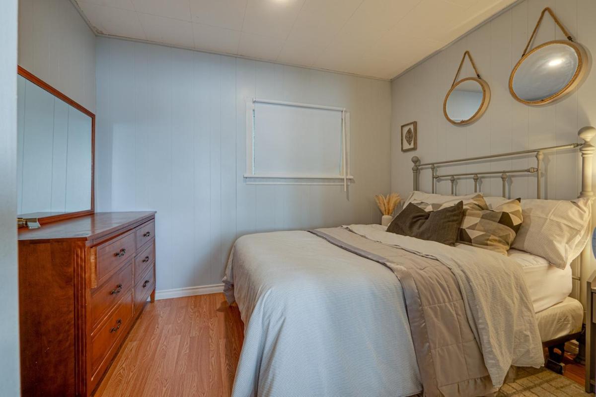Waterfront Night Owl Cottage on Halls Lake