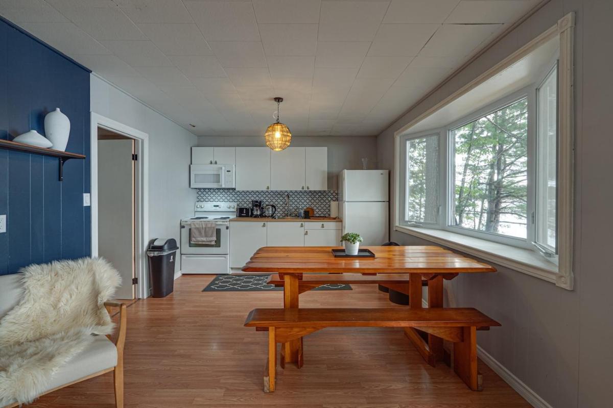 Waterfront Night Owl Cottage on Halls Lake