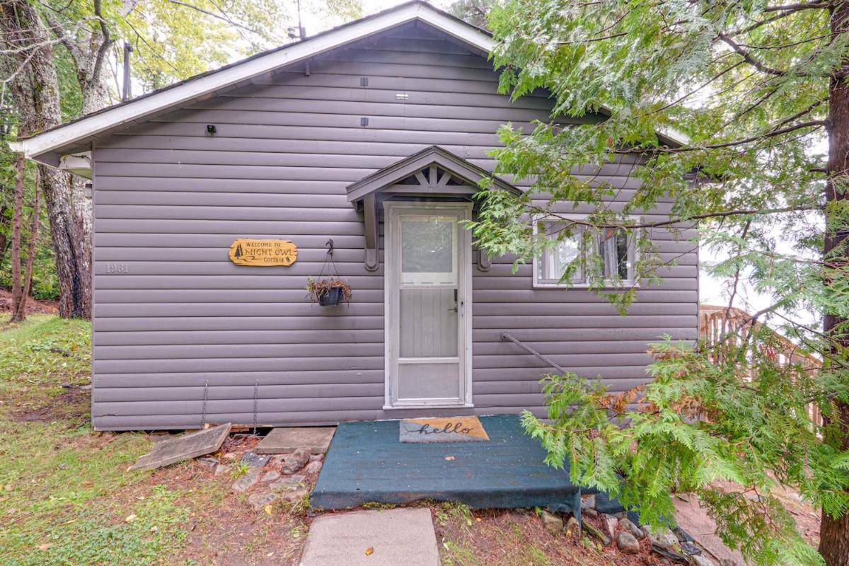 Waterfront Night Owl Cottage on Halls Lake