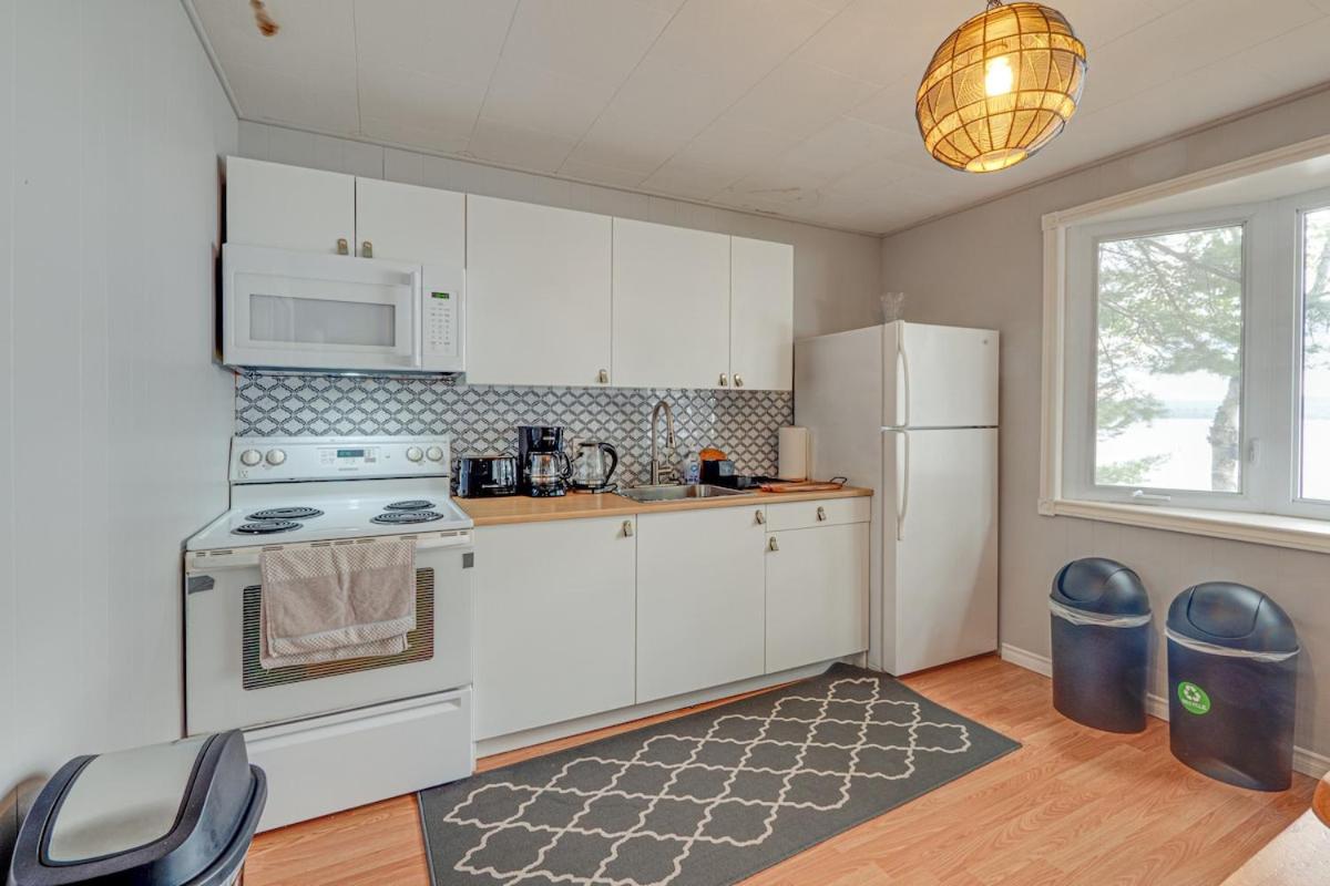 Waterfront Night Owl Cottage on Halls Lake