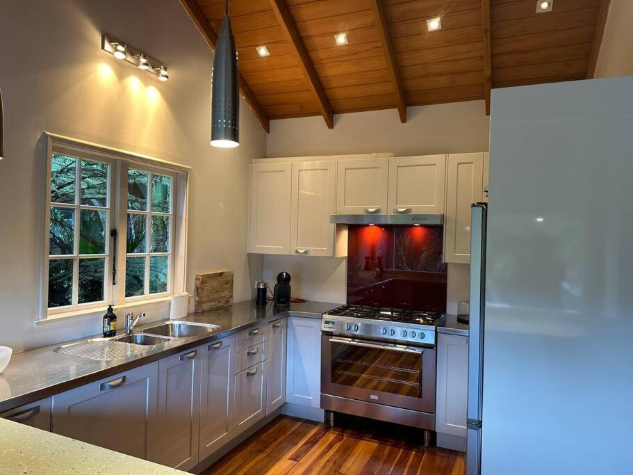 Sabbaticus 3 Bed Waiheke Escape view 5