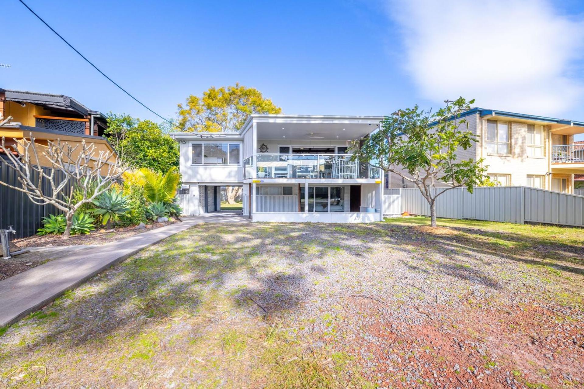 The Jacaranda - Pet Friendly, Air-Con, Wifi, Boat Parking, Large backyard