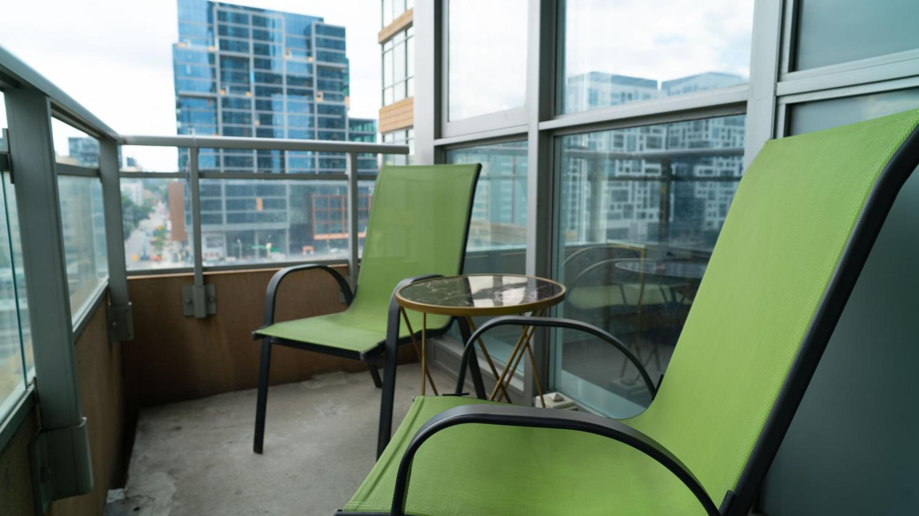 Beautiful and Central 3 Bedroom Condo with Parking
