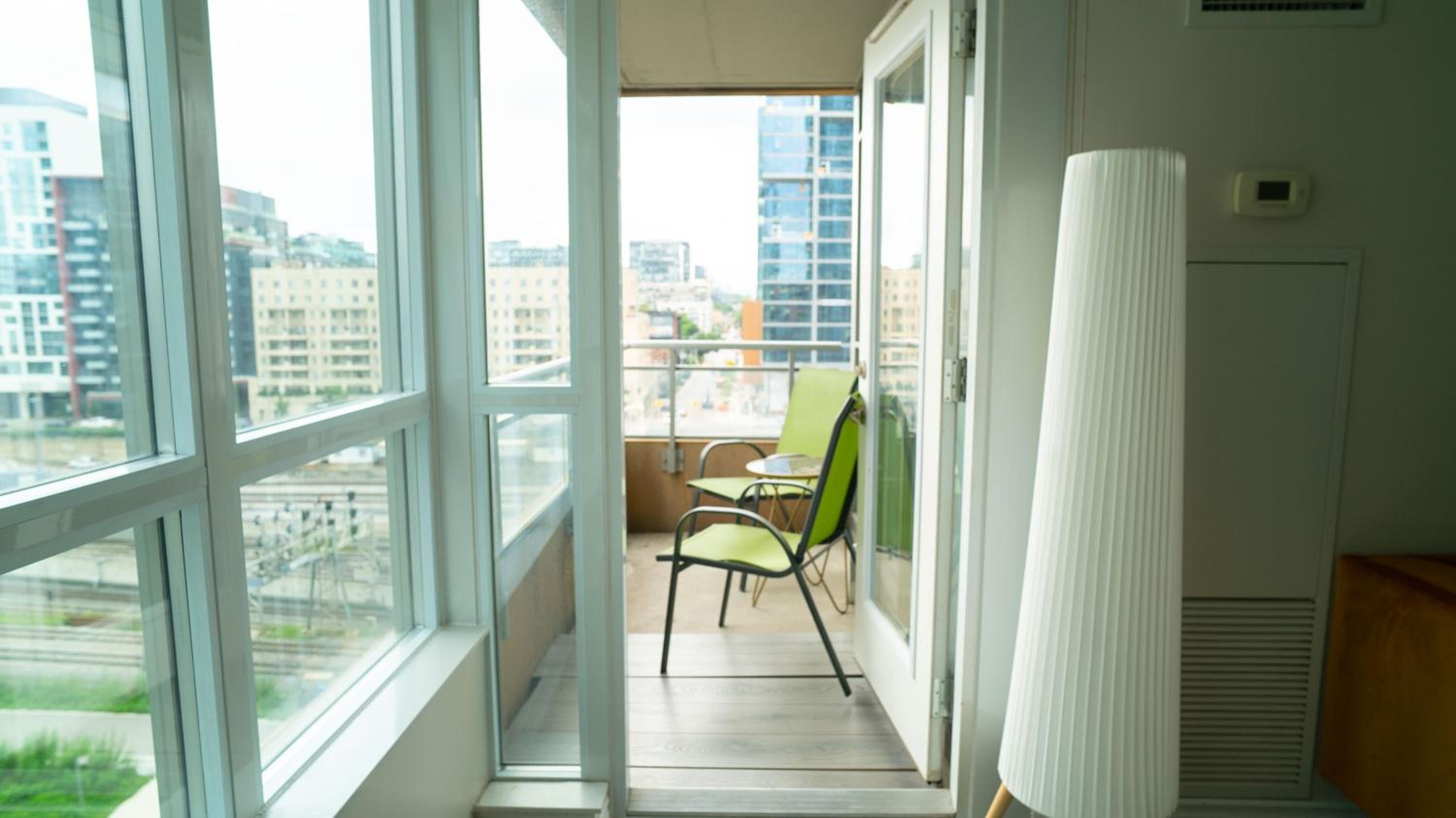 Beautiful and Central 3 Bedroom Condo with Parking