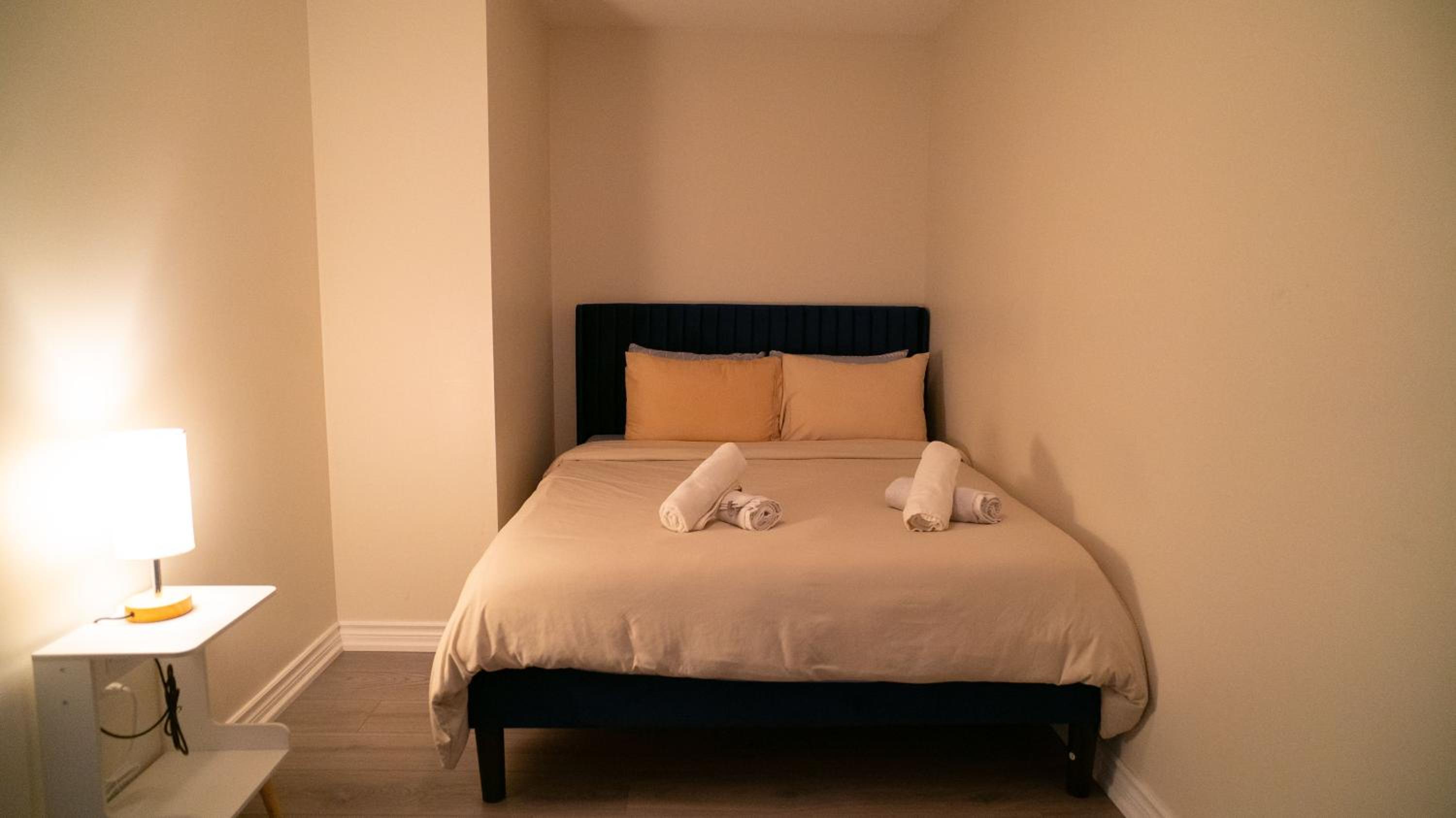 Beautiful and Central 3 Bedroom Condo with Parking