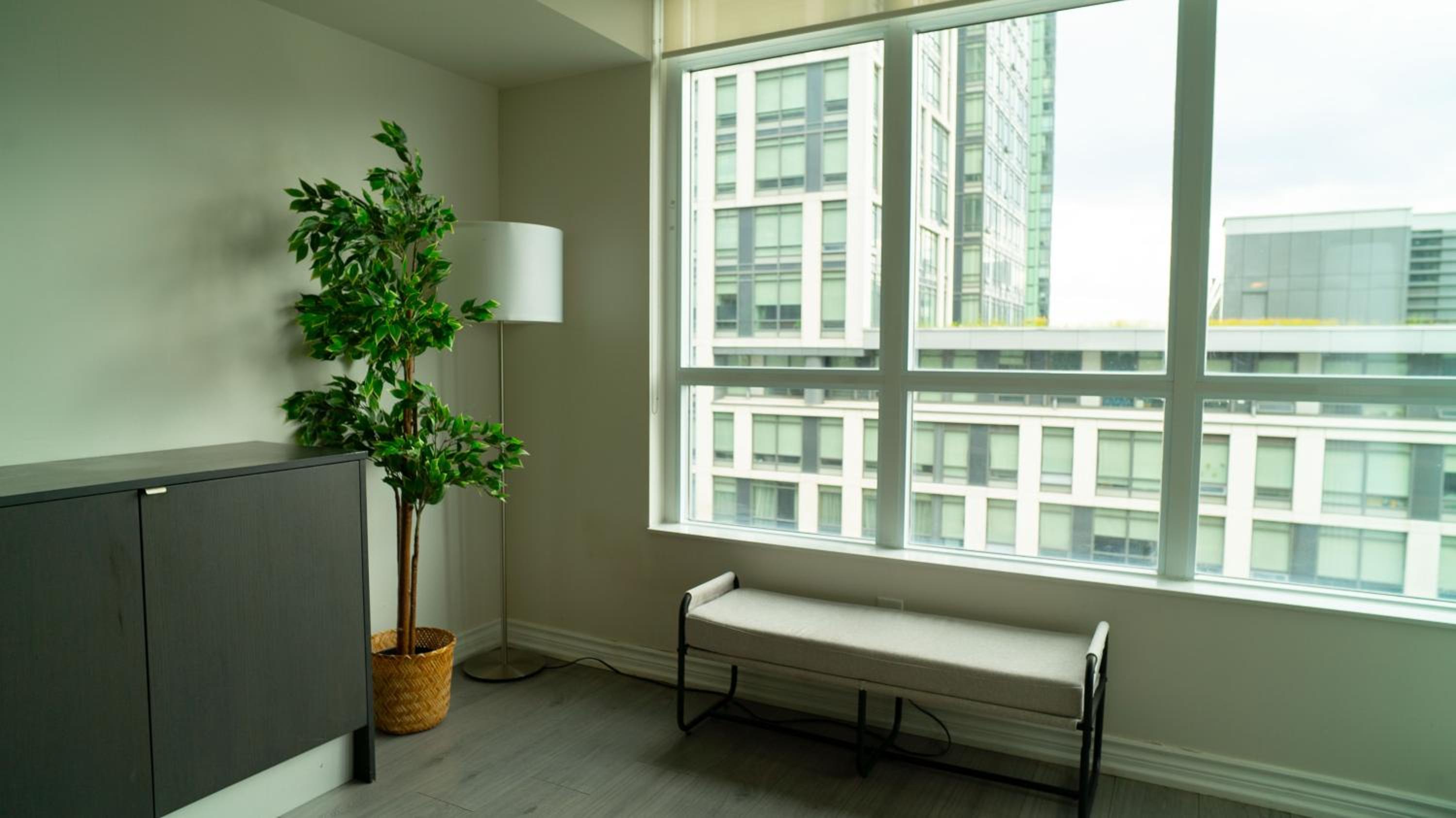 Beautiful and Central 3 Bedroom Condo with Parking