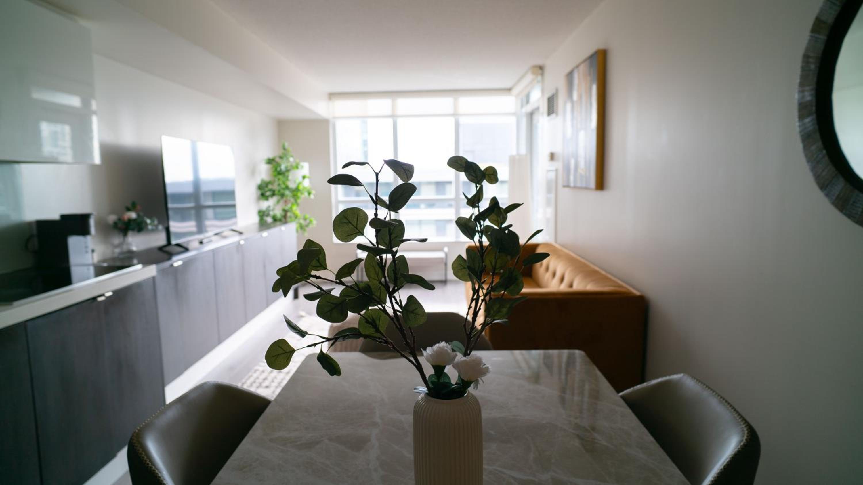 Beautiful and Central 3 Bedroom Condo with Parking